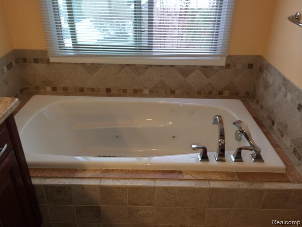 22250 Roxbury Drive Novi, MI 48374 - Photo 48 of 59 44.jpg