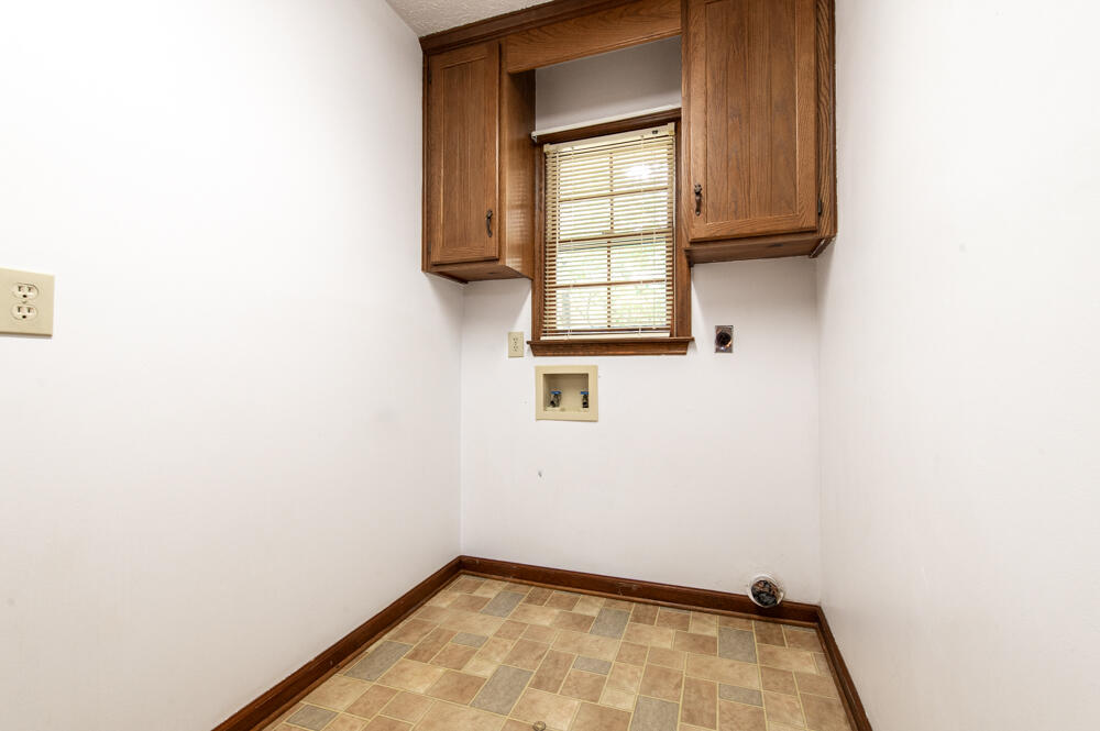 805 Kimball Pond Road Aiken, SC 29803 - Photo 23 of 35 Laundry Room!