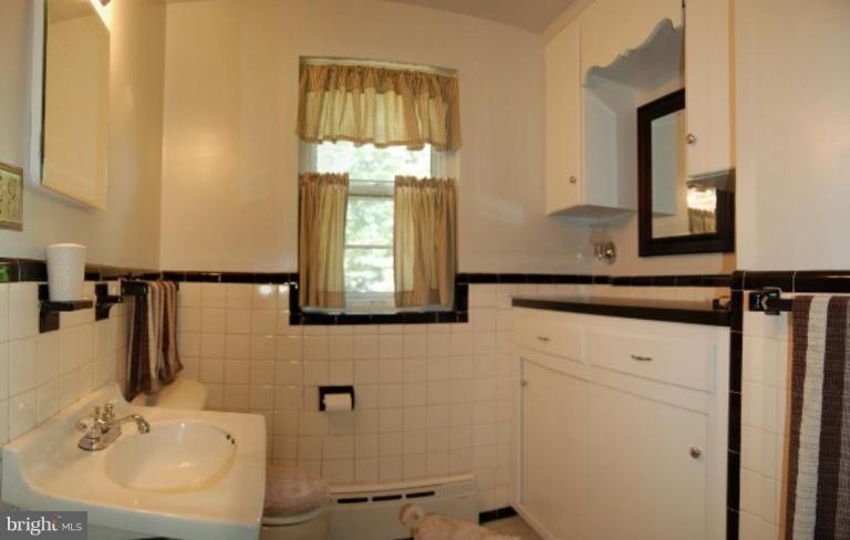 805 Gabel Street Silver Spring, MD 20901 - Photo 4 of 18 Bath #1
