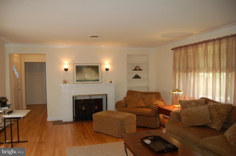 805 Gabel Street Silver Spring, MD 20901 - Photo 8 of 18 Living Room