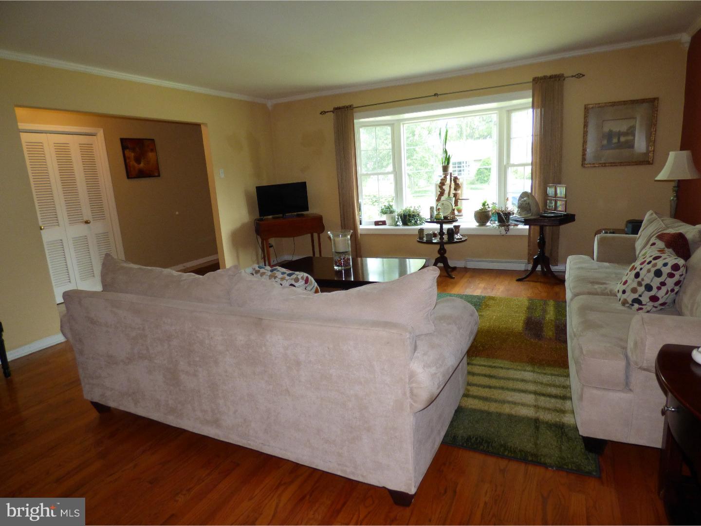 1850 London Road Abington, PA 19001 - Photo 4 of 25 Living Room