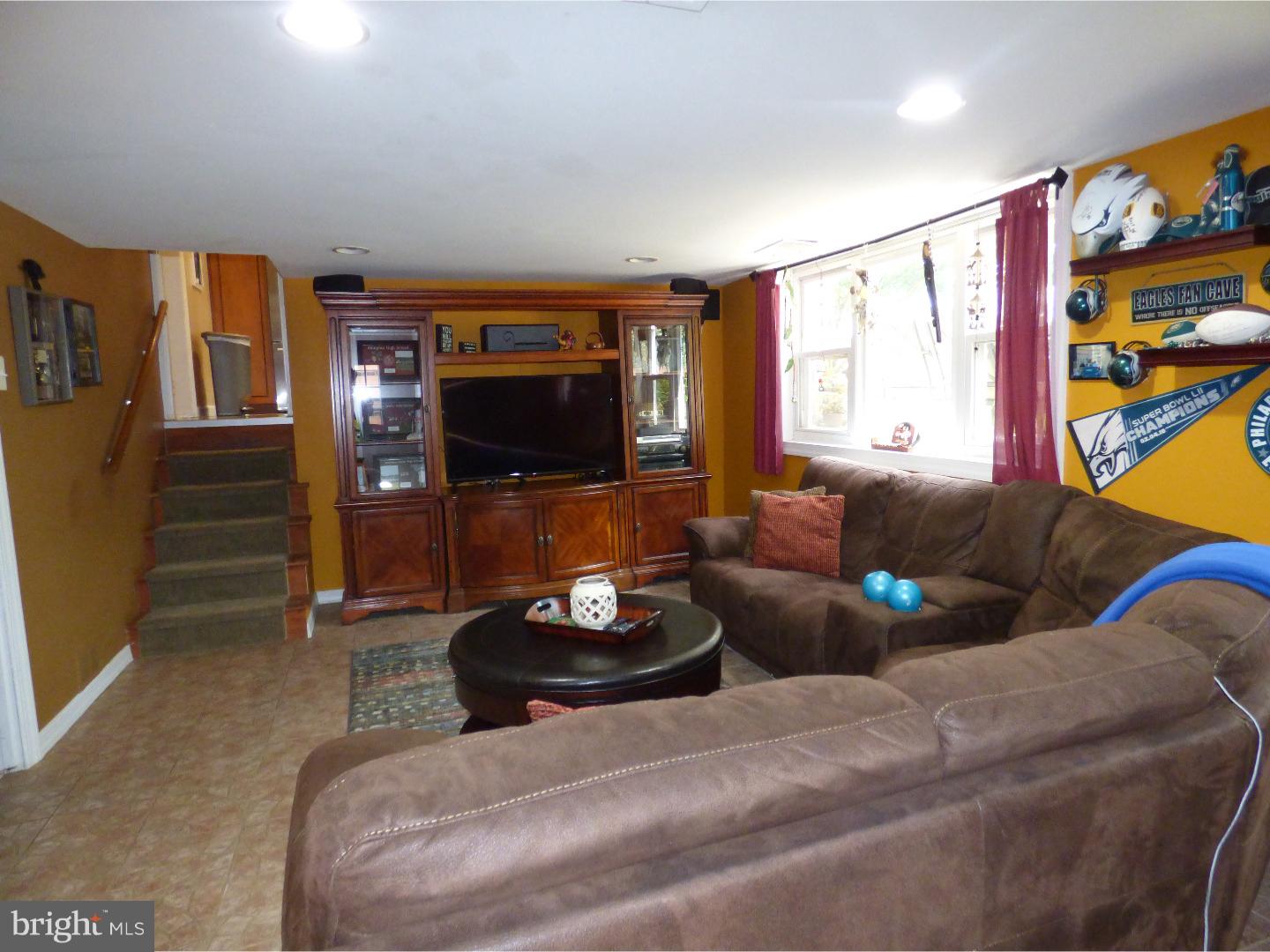 1850 London Road Abington, PA 19001 - Photo 10 of 25 Family Room