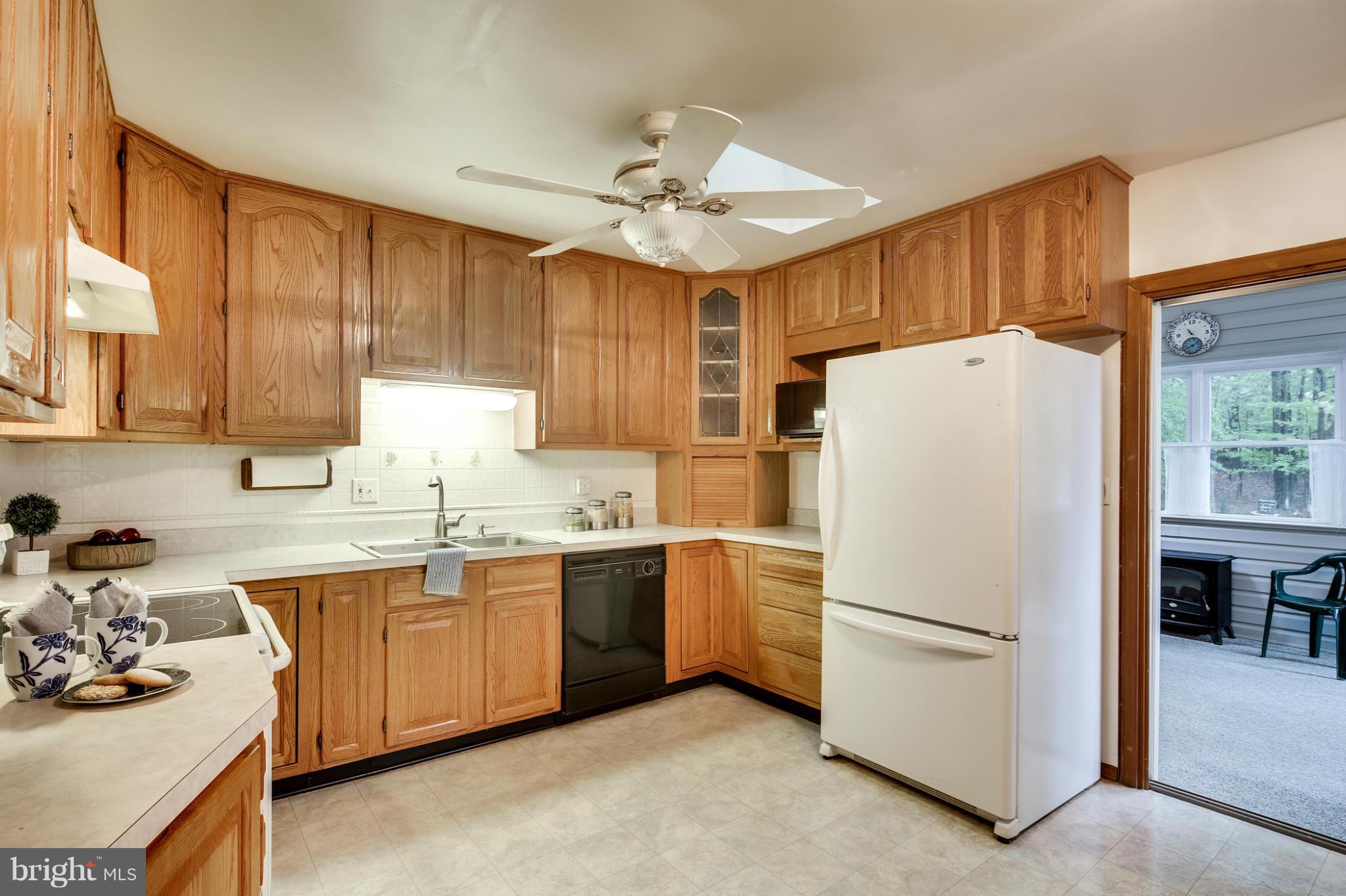 491 North Patuxent Road Odenton, MD 21113 - Photo 6 of 28 Large oak cabinets & a sky light are delightful.