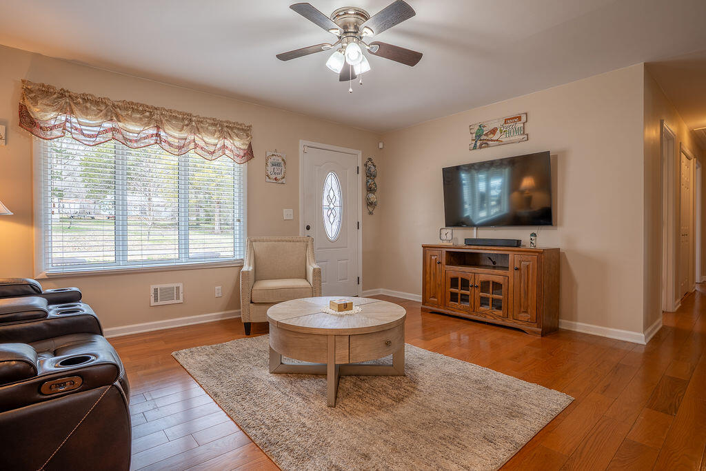 19 May Avenue Trenton, GA 30752 - Photo 4 of 31 A7301593-HDR