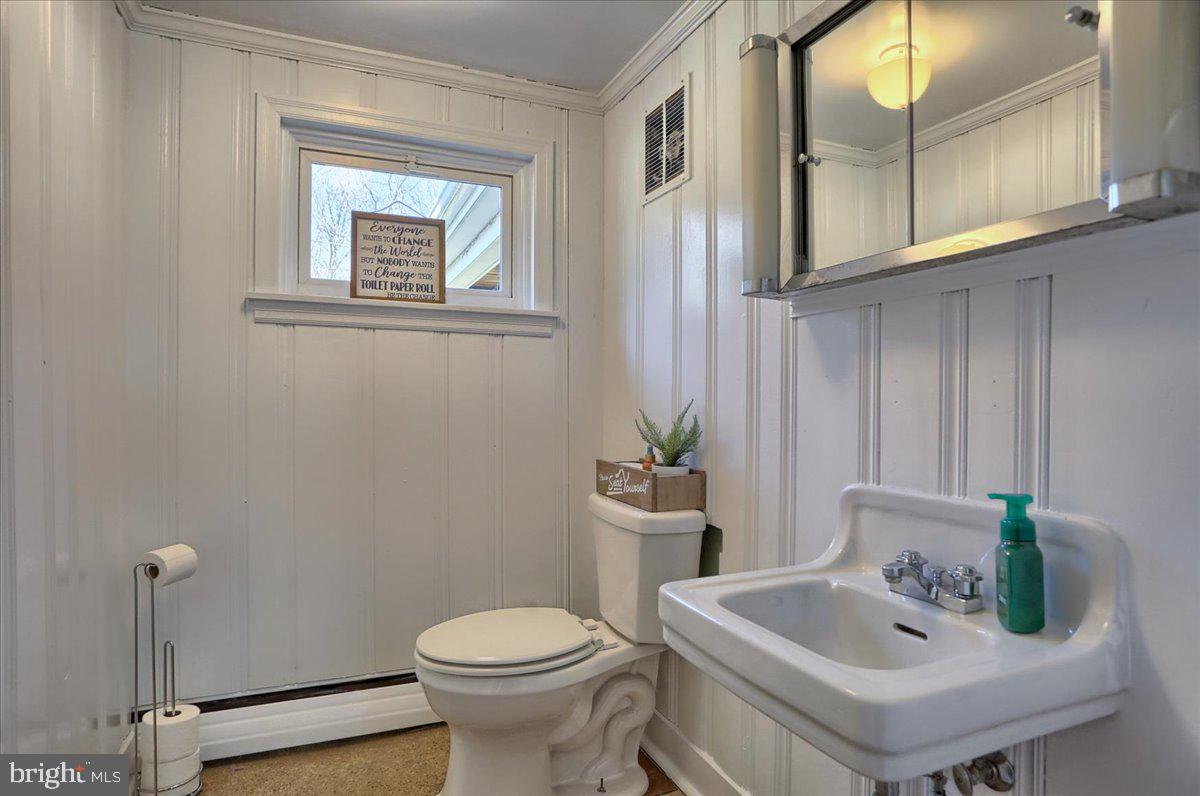 541 Luther Road Harrisburg, PA 17111 - Photo 28 of 47 Powder room