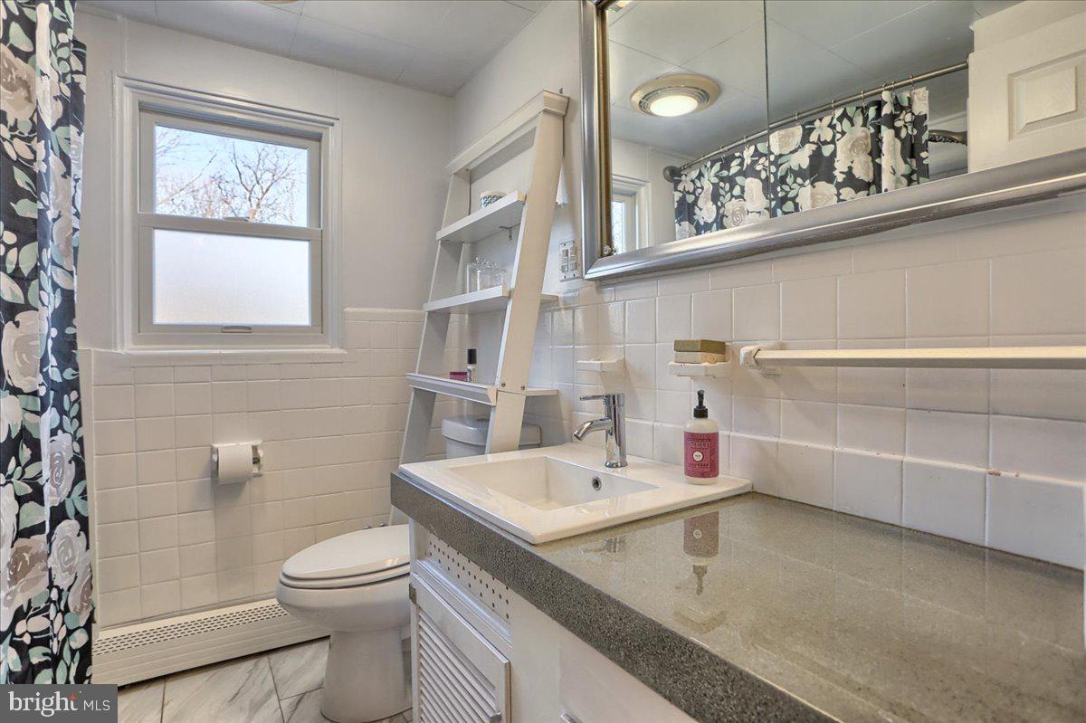 541 Luther Road Harrisburg, PA 17111 - Photo 29 of 47 Full bath on upper level.