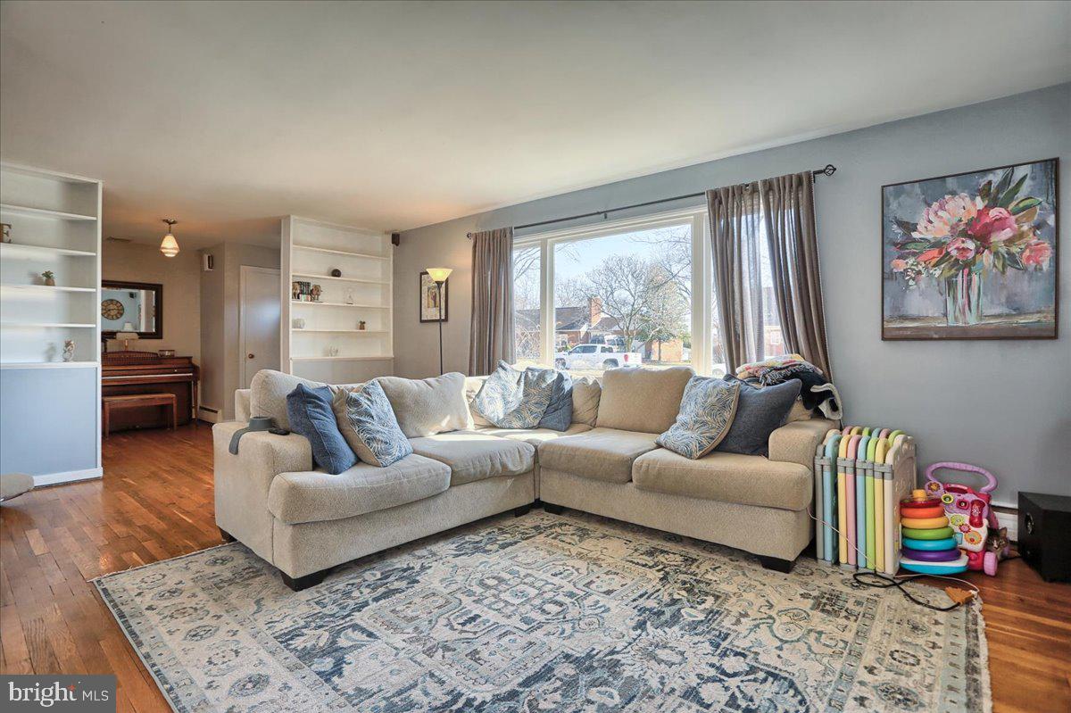 541 Luther Road Harrisburg, PA 17111 - Photo 7 of 47 Beautiful living room