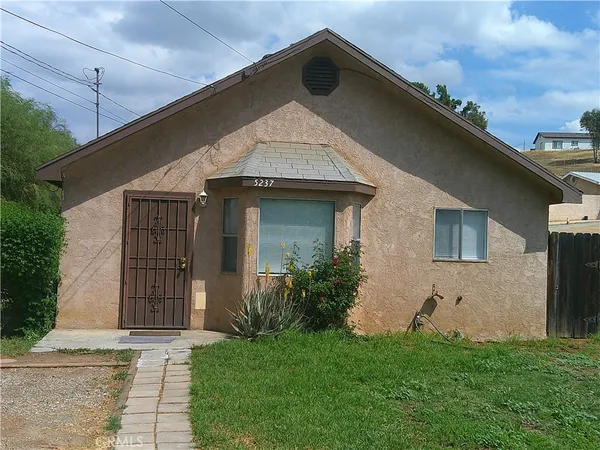 $2,195 | 5237 Bushnell Avenue, Riverside, CA 92505