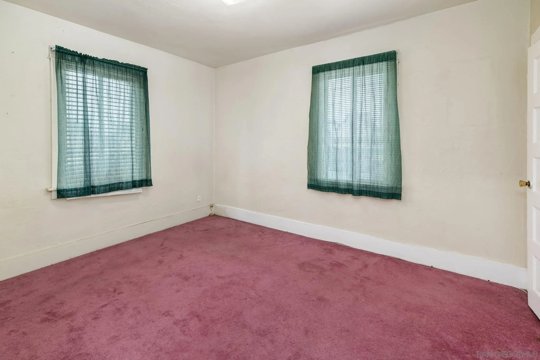2925 Franklin Avenue San Diego, CA 92113 - Photo 17 of 36 an empty room with windows