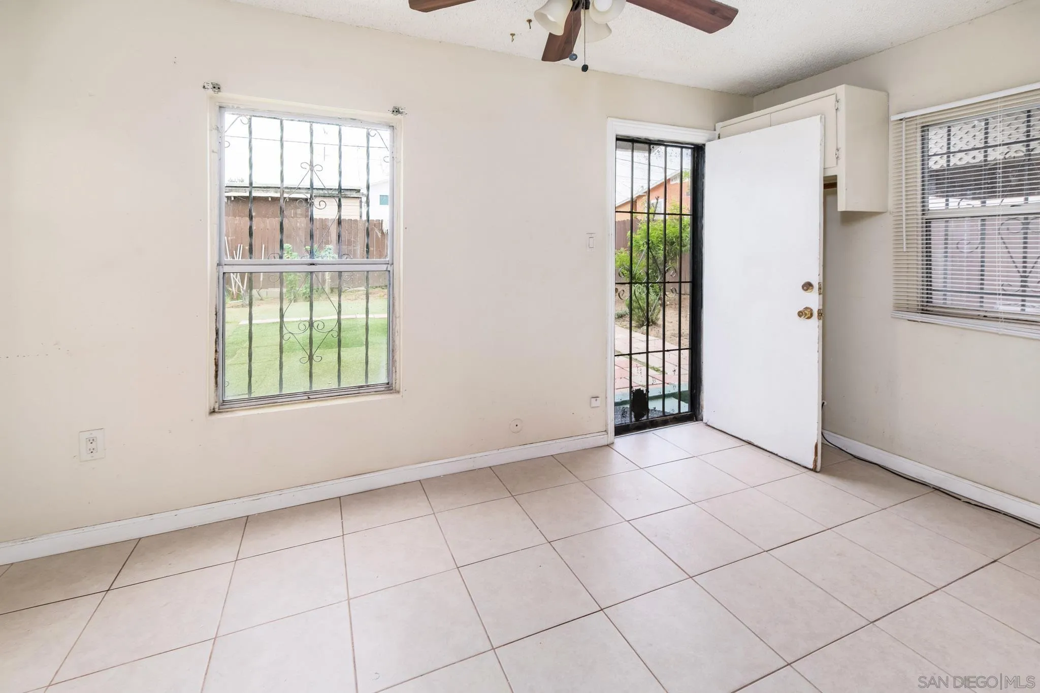 2925 Franklin Avenue San Diego, CA 92113 - Photo 26 of 36 a view of an empty room with a window