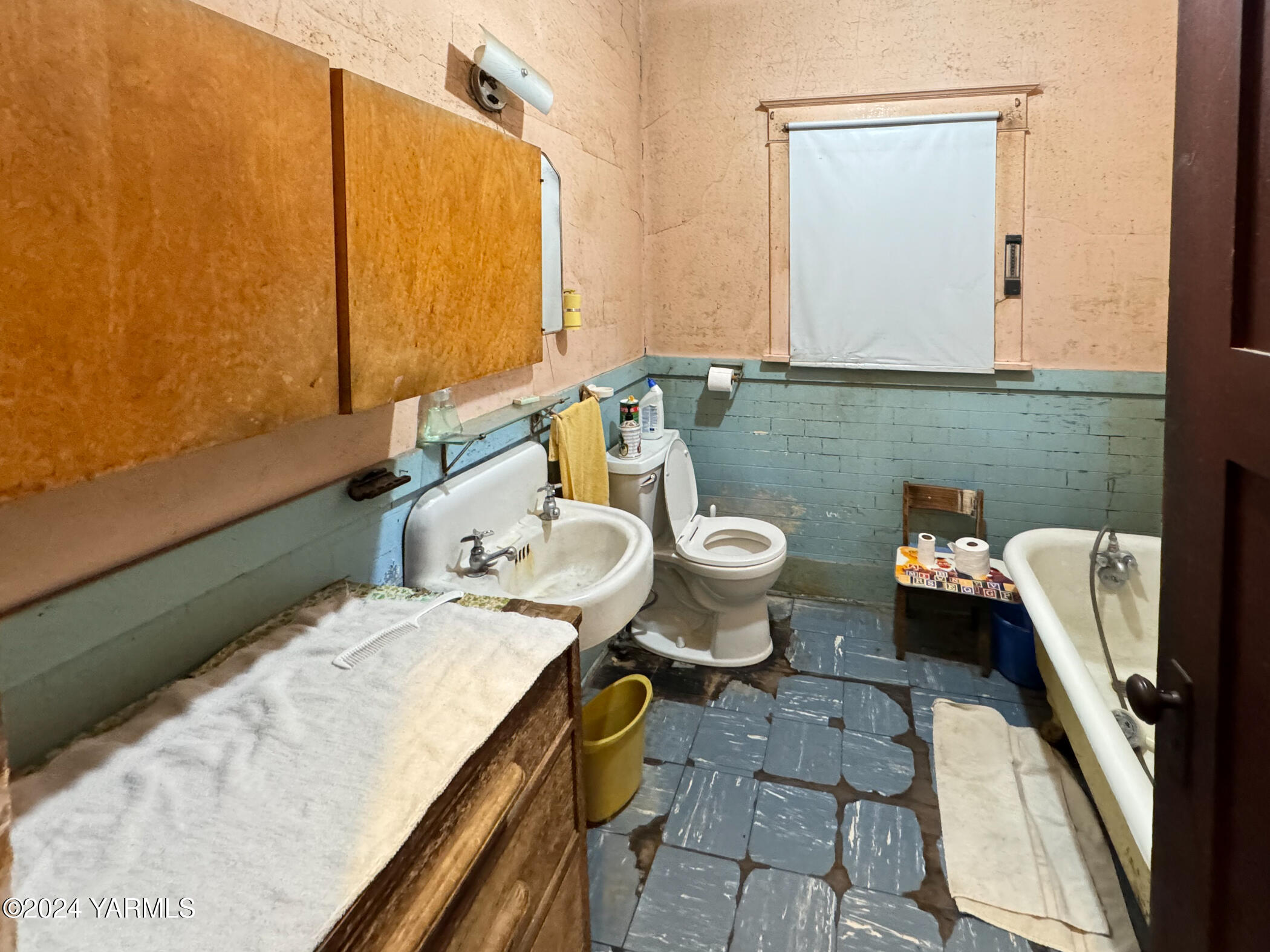 10309 Hughes Road Yakima, WA 98903 - Photo 11 of 14 a bathroom with a sink toilet and mirror