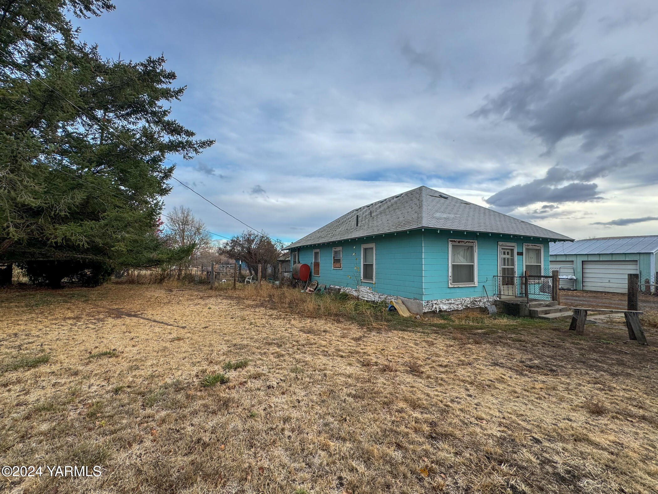 10309 Hughes Road Yakima, WA 98903 - Photo 2 of 14 a backyard of a house with table and chairs