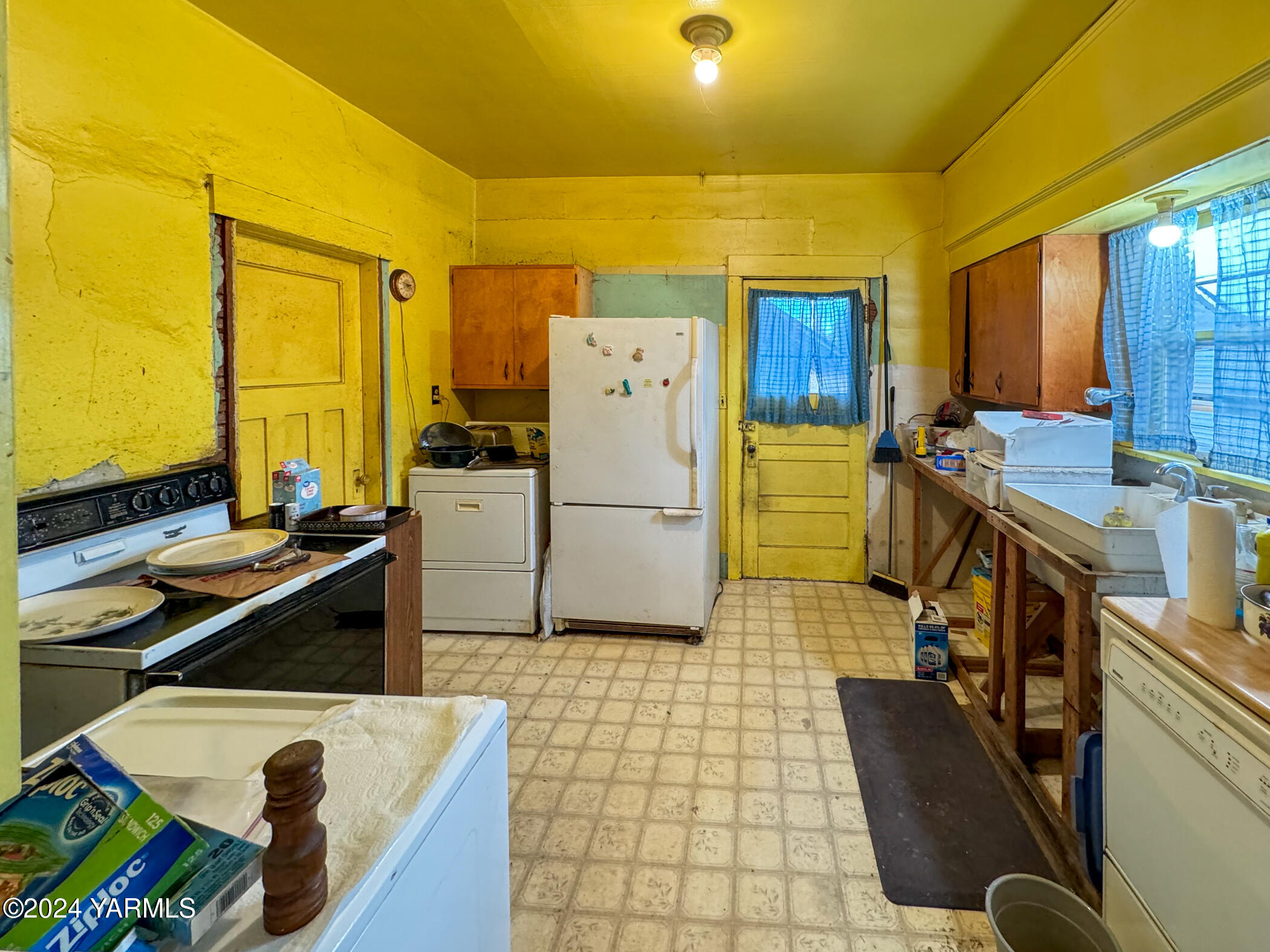 10309 Hughes Road Yakima, WA 98903 - Photo 7 of 14 a kitchen with a sink appliances and cabinets