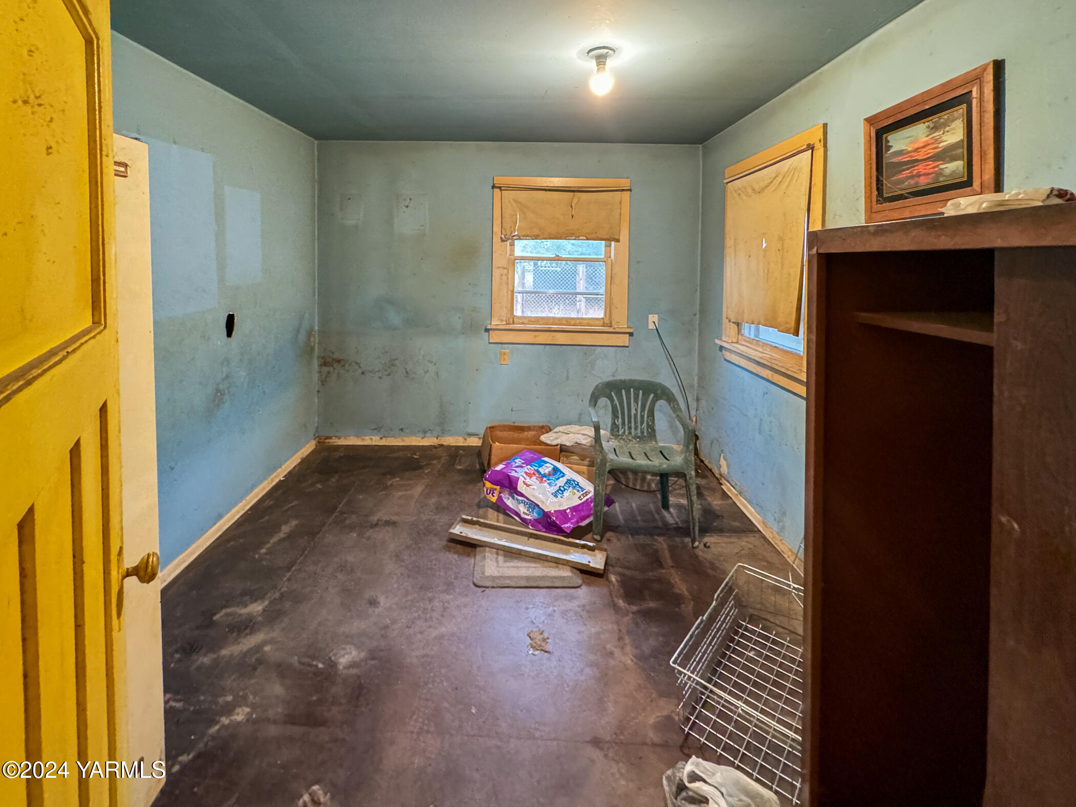10309 Hughes Road Yakima, WA 98903 - Photo 9 of 14 a living room with furniture