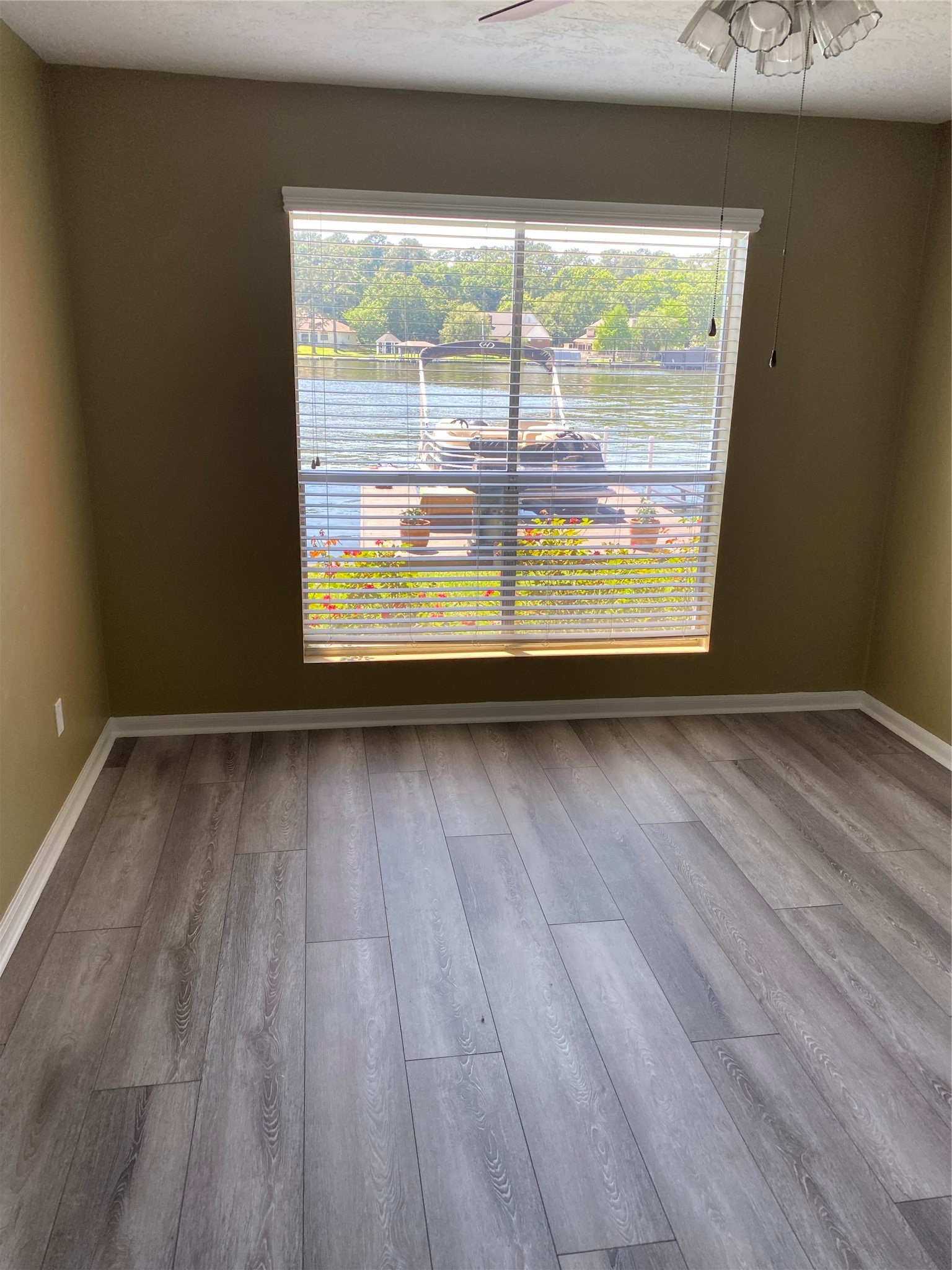801 River Road, Unit 123F Montgomery, TX 77356 - Photo 24 of 29 Primary Bedroom