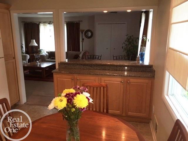 2521 Gerald Avenue Rochester, MI 48307 - Photo 9 of 25 31295373-8.JPG
