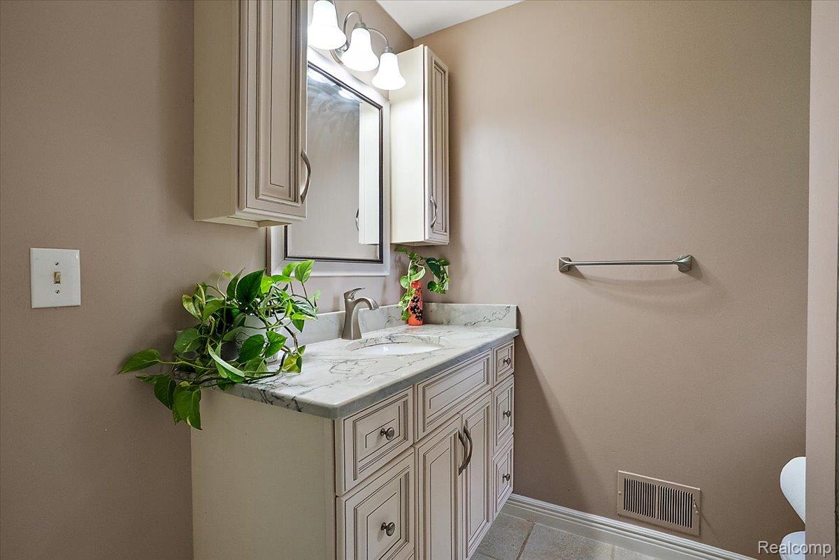 759 Kentucky Drive Rochester, MI 48307 - Photo 20 of 46 36-759 Kentucky-36.jpg