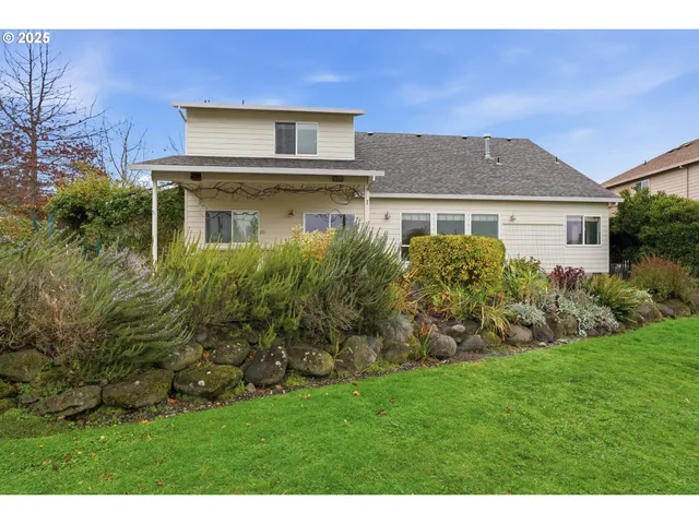 a view of a house with a yard
