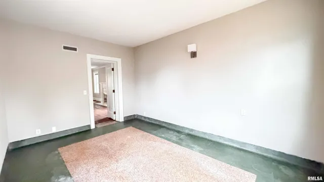 $189,900 | 1011 North Farmington Road, Peoria, IL 61606