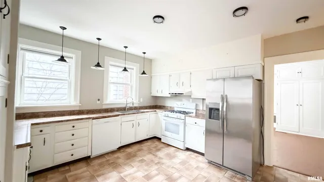 $189,900 | 1011 North Farmington Road, Peoria, IL 61606