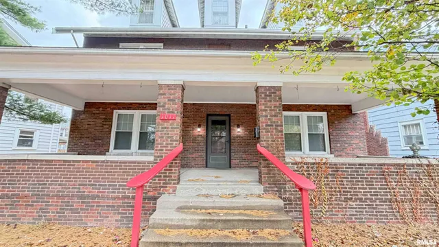 $189,900 | 1011 North Farmington Road, Peoria, IL 61606