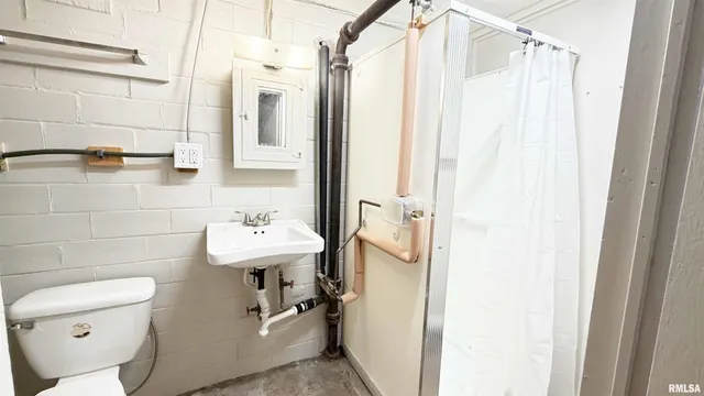 $189,900 | 1011 North Farmington Road, Peoria, IL 61606