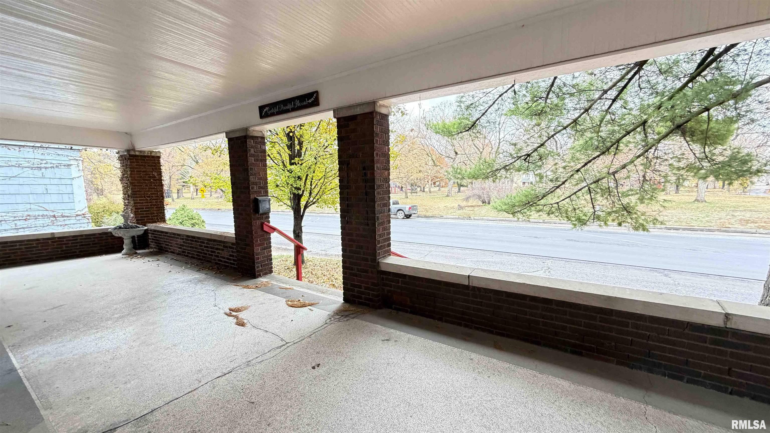 1011 North Farmington Road Peoria, IL 61606 - Photo 5 of 47