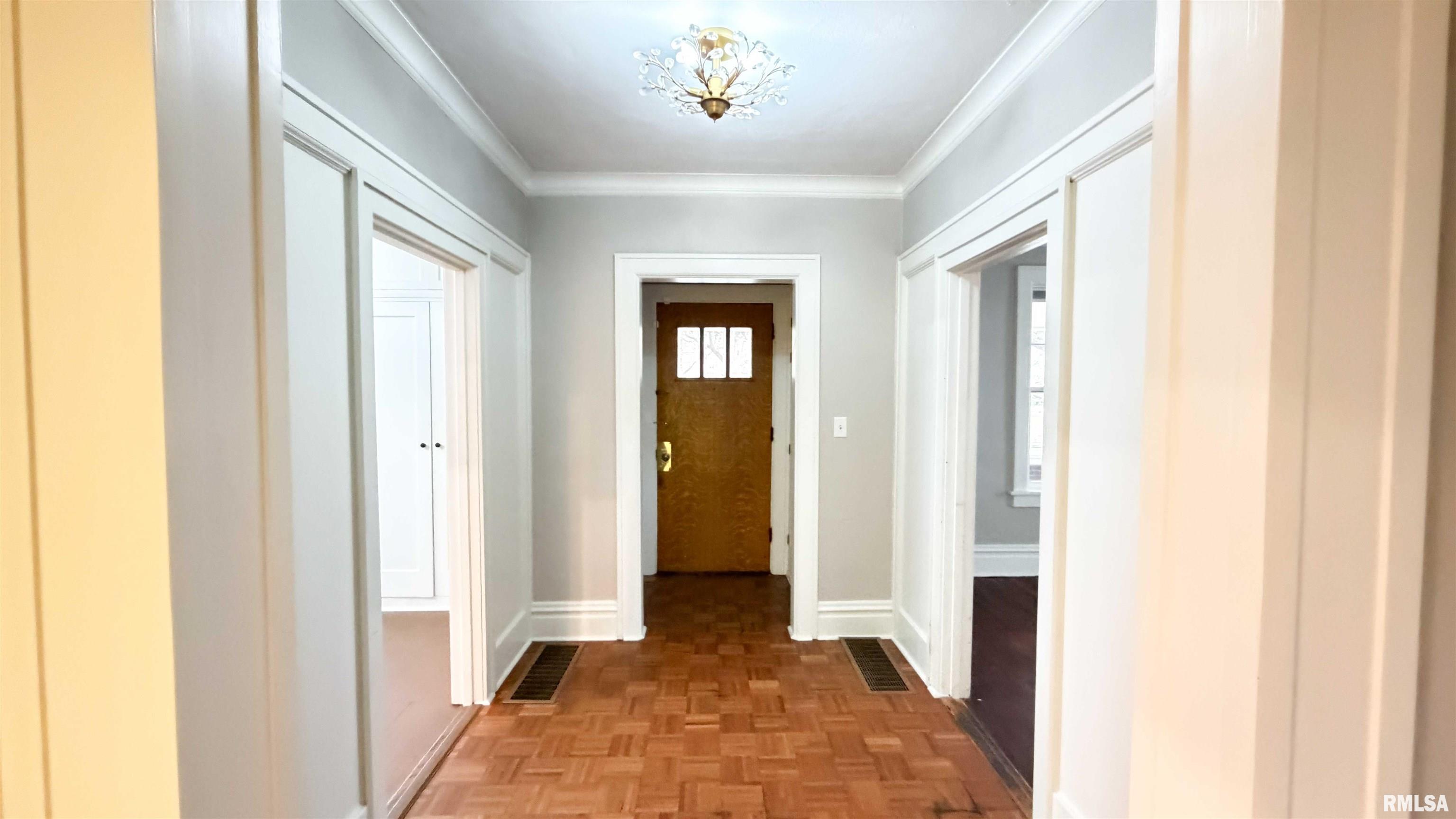 1011 North Farmington Road Peoria, IL 61606 - Photo 7 of 47