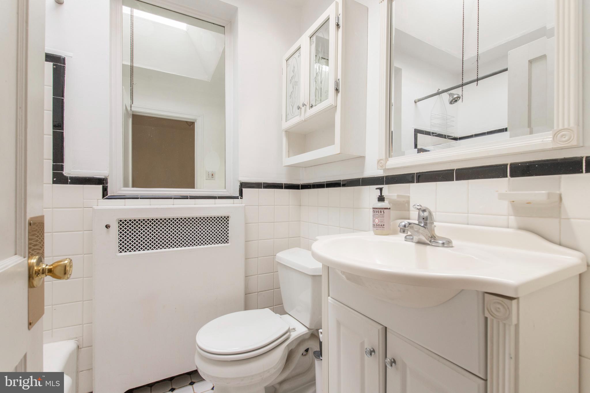 312 Copley Road Upper Darby, PA 19082 - Photo 27 of 33 Full Bathroom