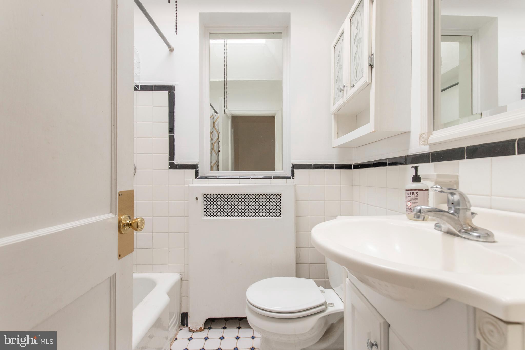 312 Copley Road Upper Darby, PA 19082 - Photo 28 of 33 Full Bathroom