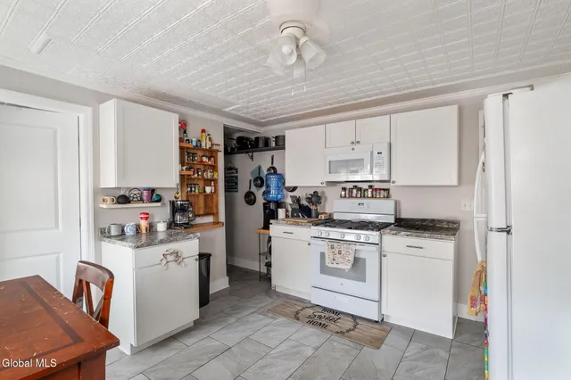 $300,000 | 206 Front Street, Schenectady, NY 12305