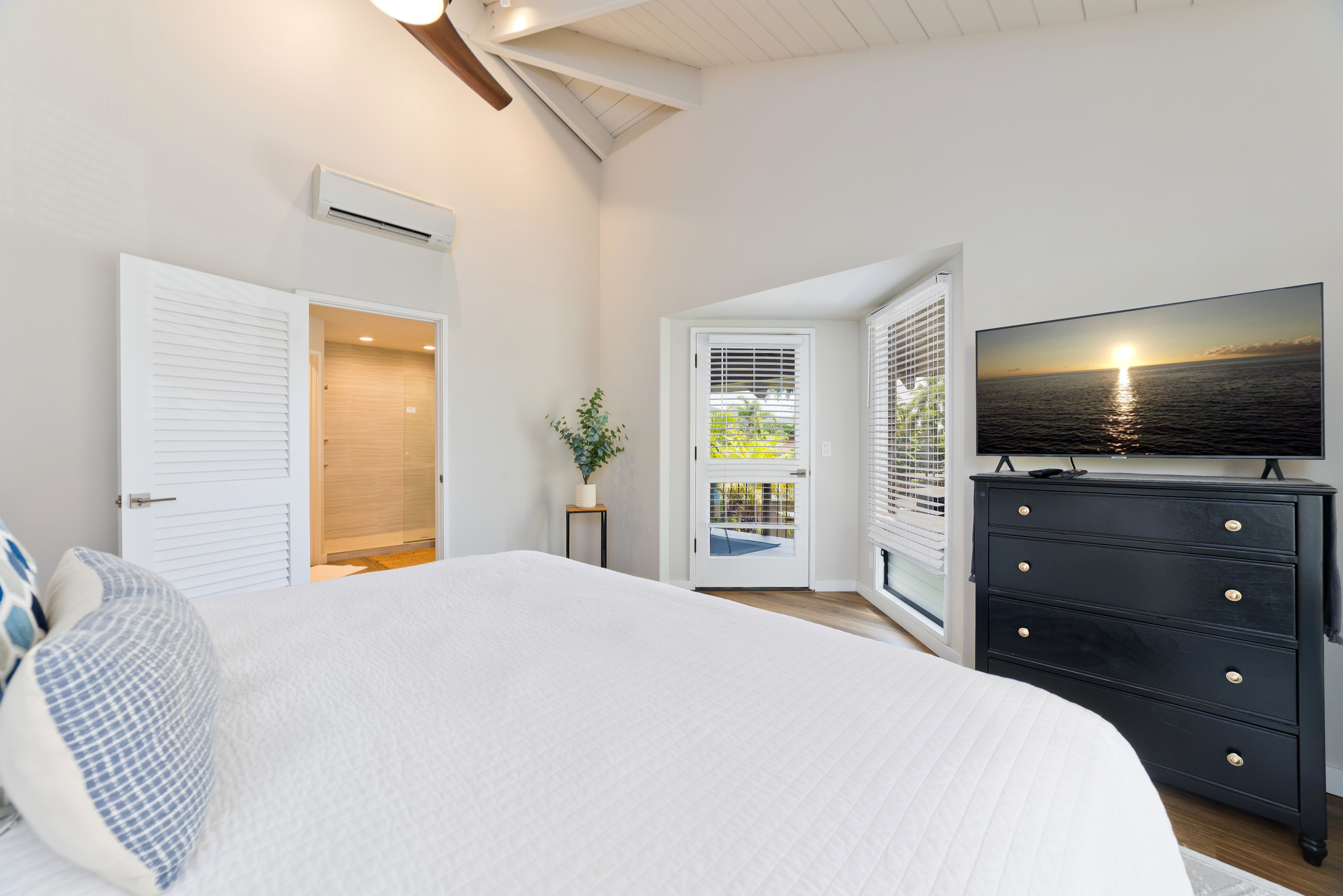 78-261 Manukai Street, Unit 303 Kailua-Kona, HI 96740 - Photo 13 of 30 a bedroom with a bed and a flat screen tv