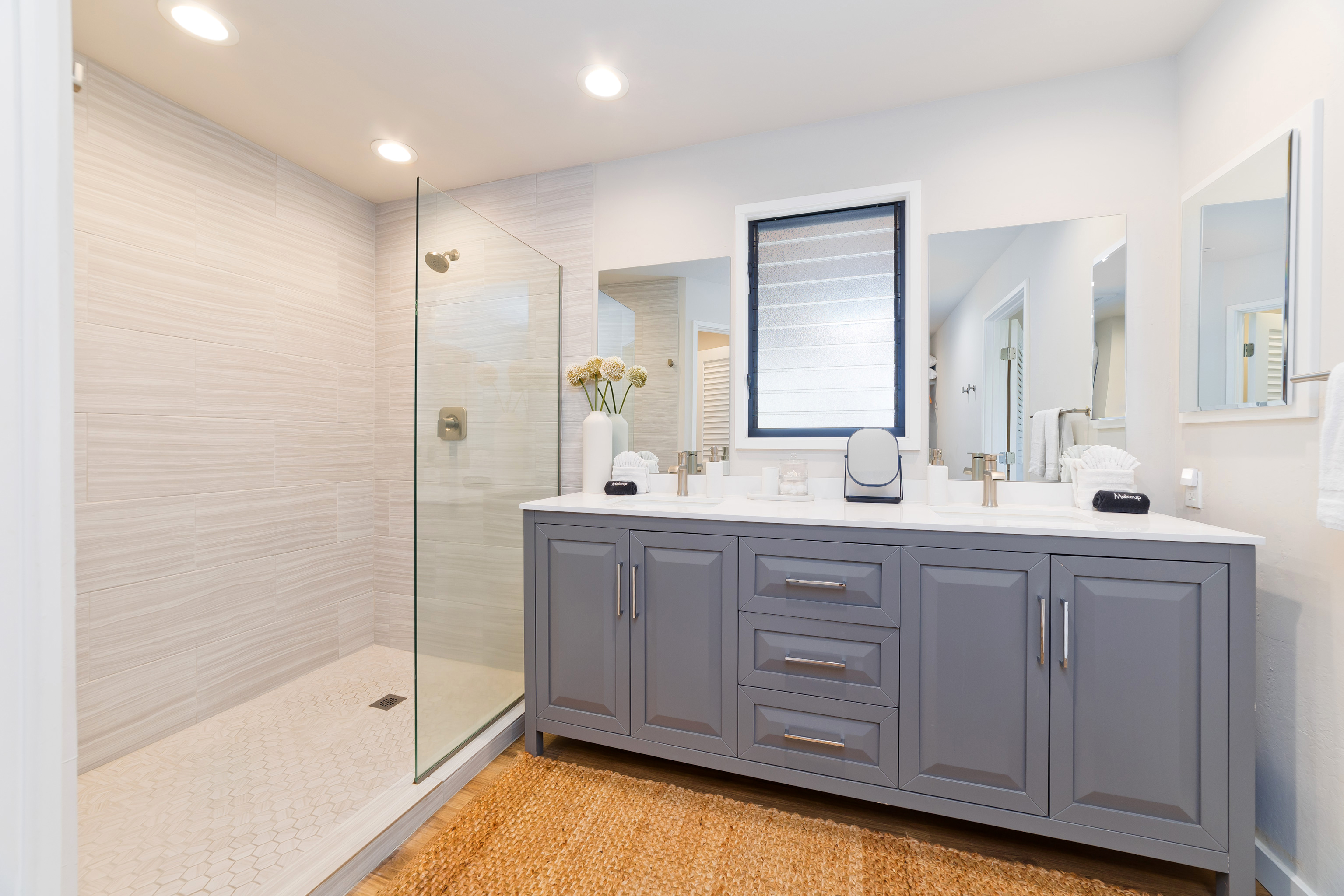 78-261 Manukai Street, Unit 303 Kailua-Kona, HI 96740 - Photo 14 of 30 a bathroom with a tub a sink and mirrors
