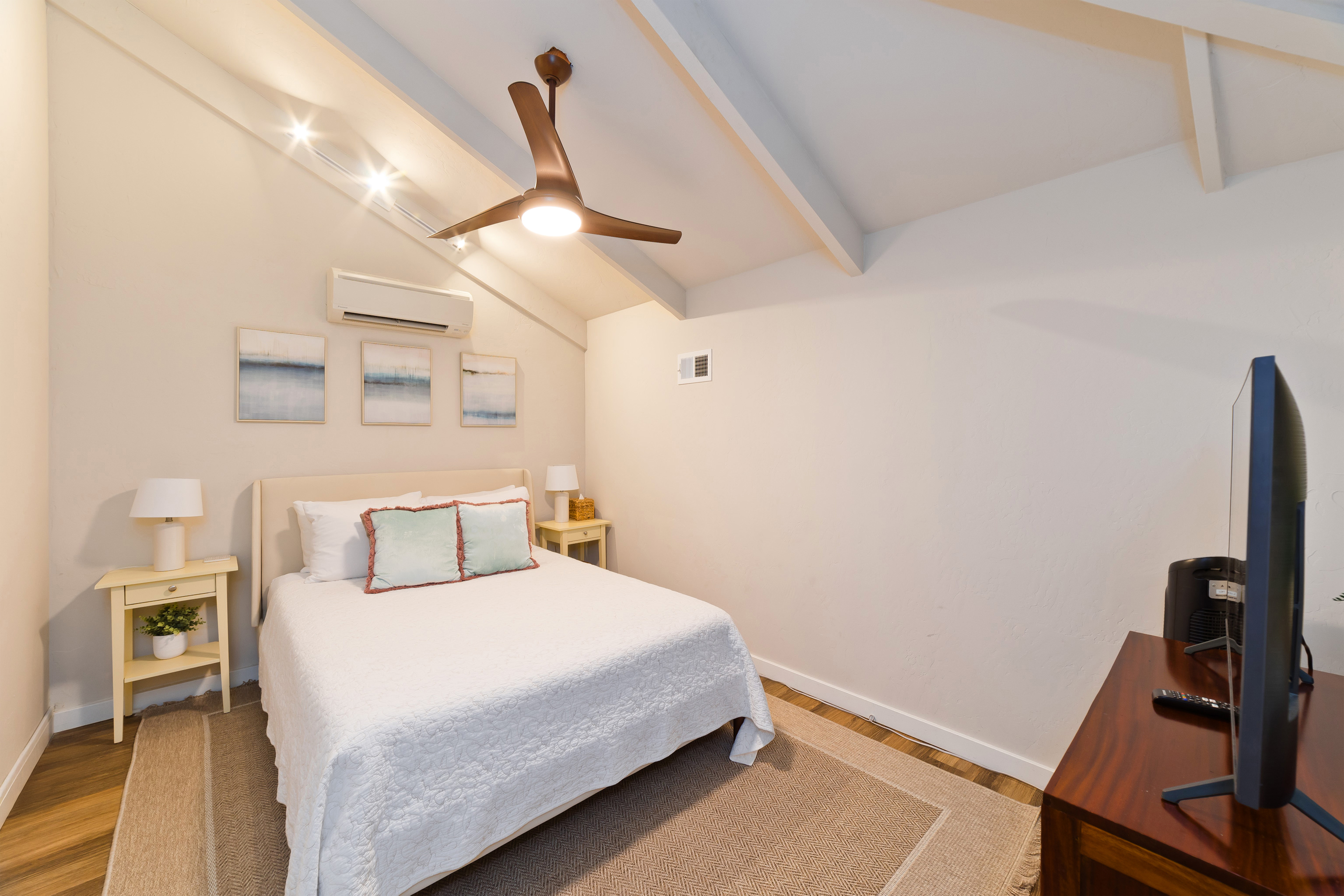 78-261 Manukai Street, Unit 303 Kailua-Kona, HI 96740 - Photo 20 of 30 a bedroom with a bed and a desk