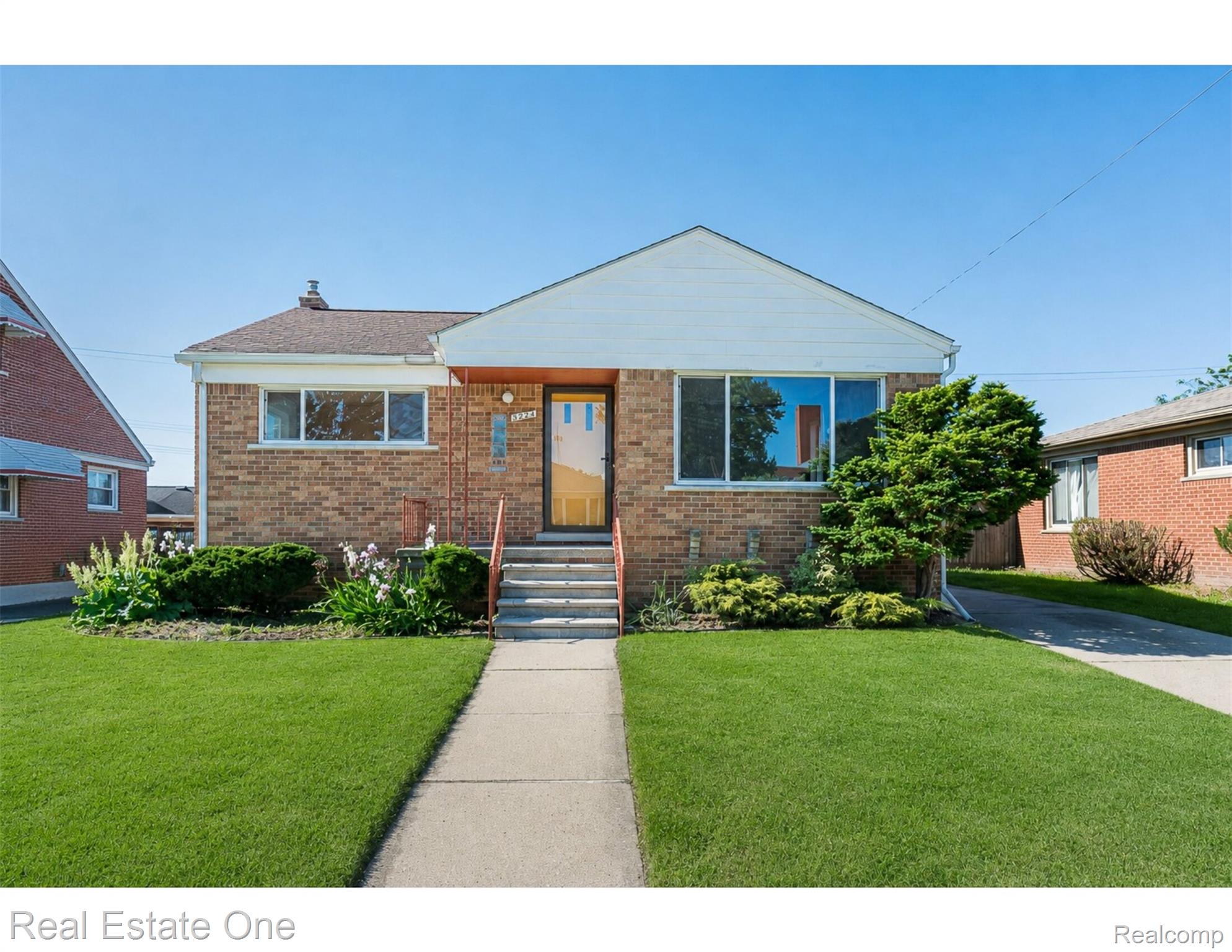 8272 Racine Road Warren, MI 48093 - Photo 1 of 48 Front - Racine-1.jpg