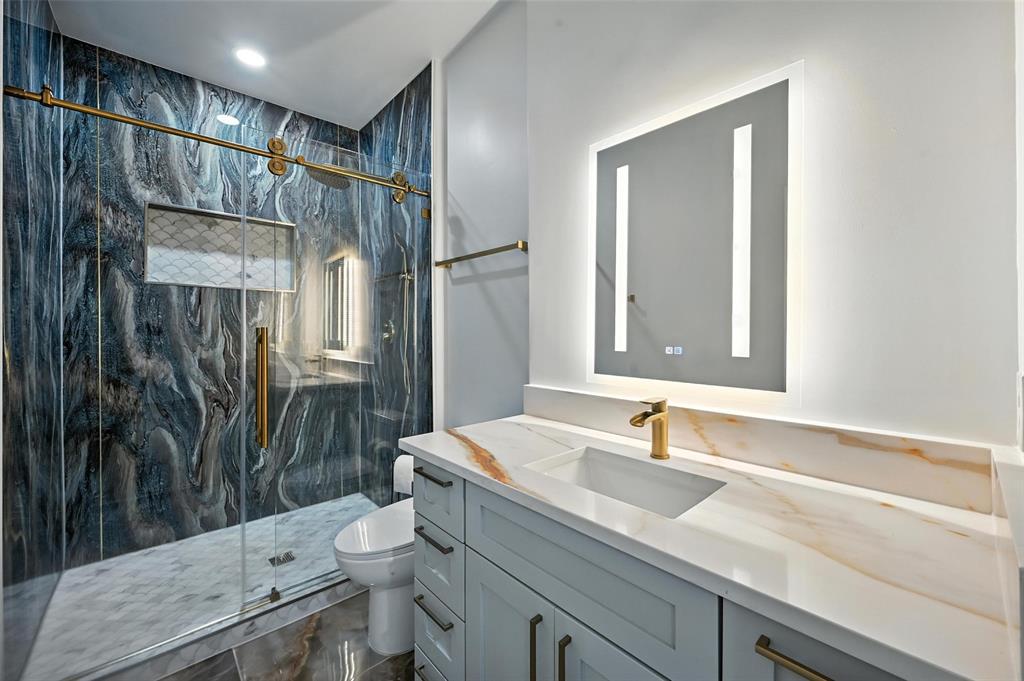 934 Elwood Road Irving, TX 75061 - Photo 20 of 40 a bathroom with a sink toilet and shower