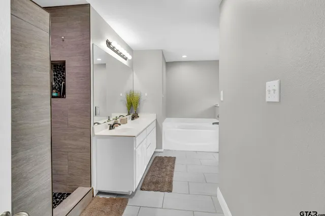 $2,000 | 1112 East Park Drive, Lindale, TX 75771