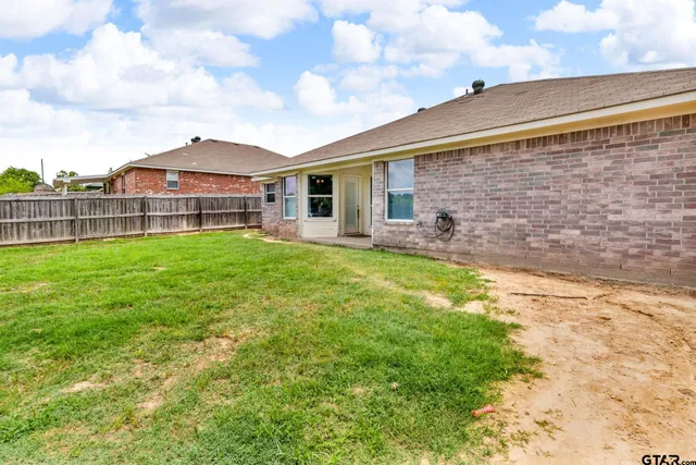 $2,000 | 1112 East Park Drive, Lindale, TX 75771