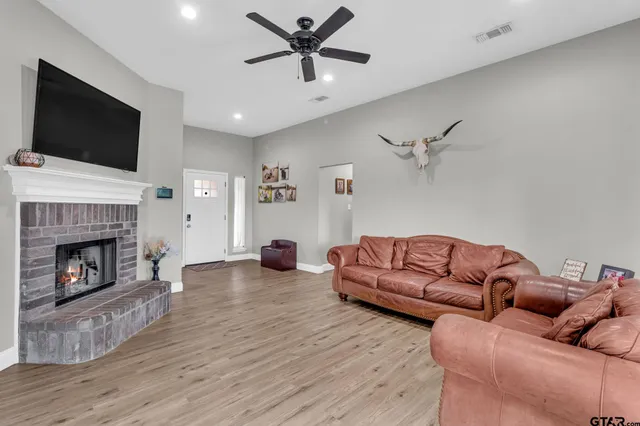 $2,000 | 1112 East Park Drive, Lindale, TX 75771