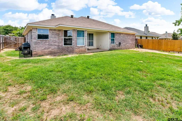 $2,000 | 1112 East Park Drive, Lindale, TX 75771