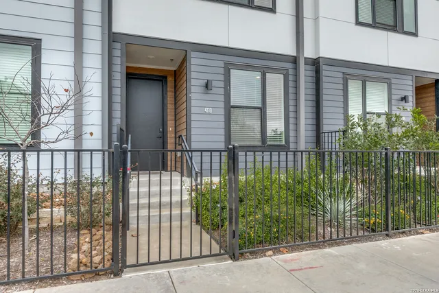 $3,500 | 719 East Locust Street, Unit 4110, San Antonio, TX 78212