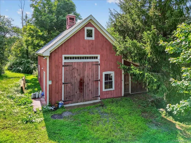a view of livingroom with furniture