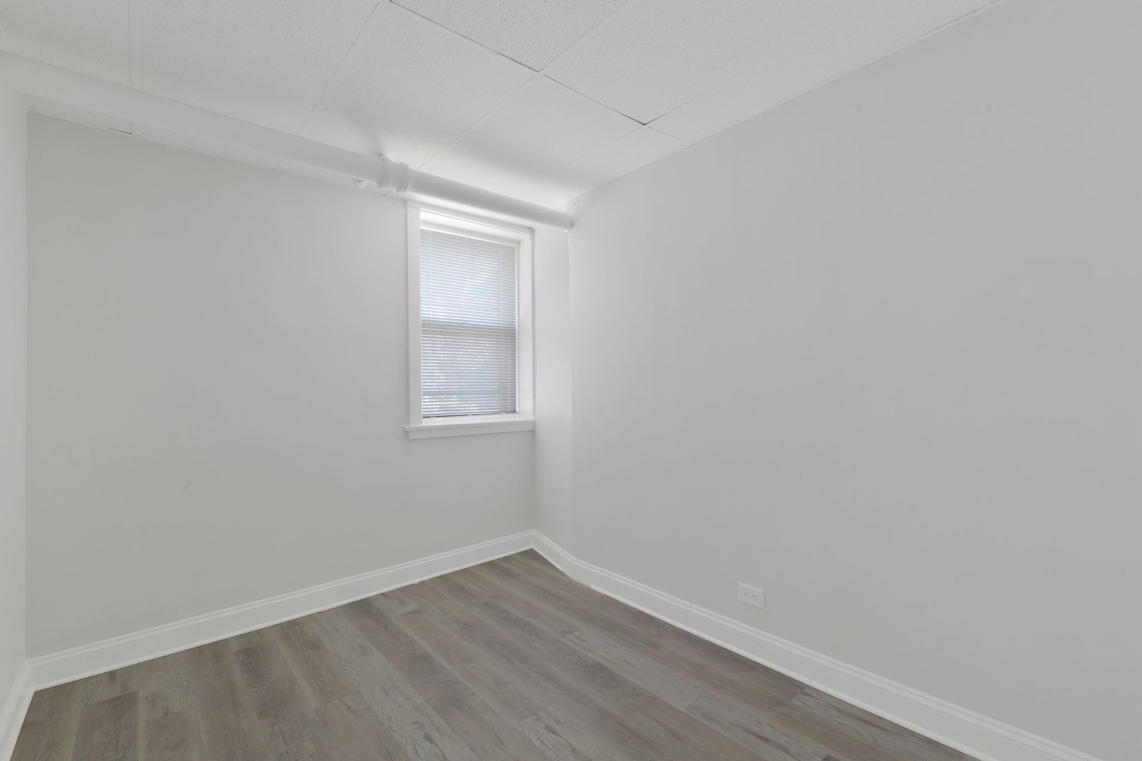 1001 Washington Street Evanston, IL 60202 - Photo 6 of 13 a view of an empty room with wooden floor and a window