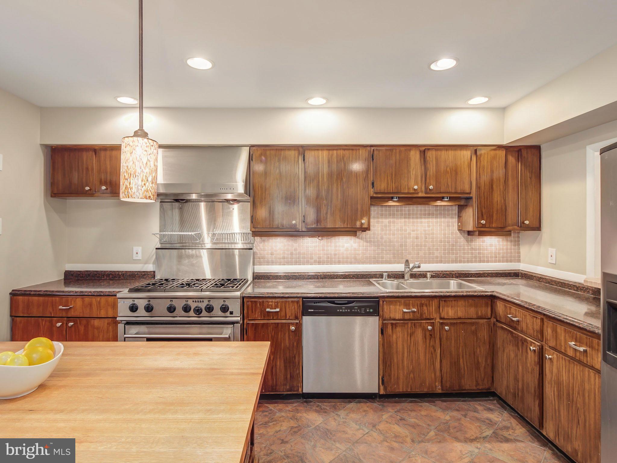 11185 Saffold Way Reston, VA 20190 - Photo 4 of 30 Kitchen