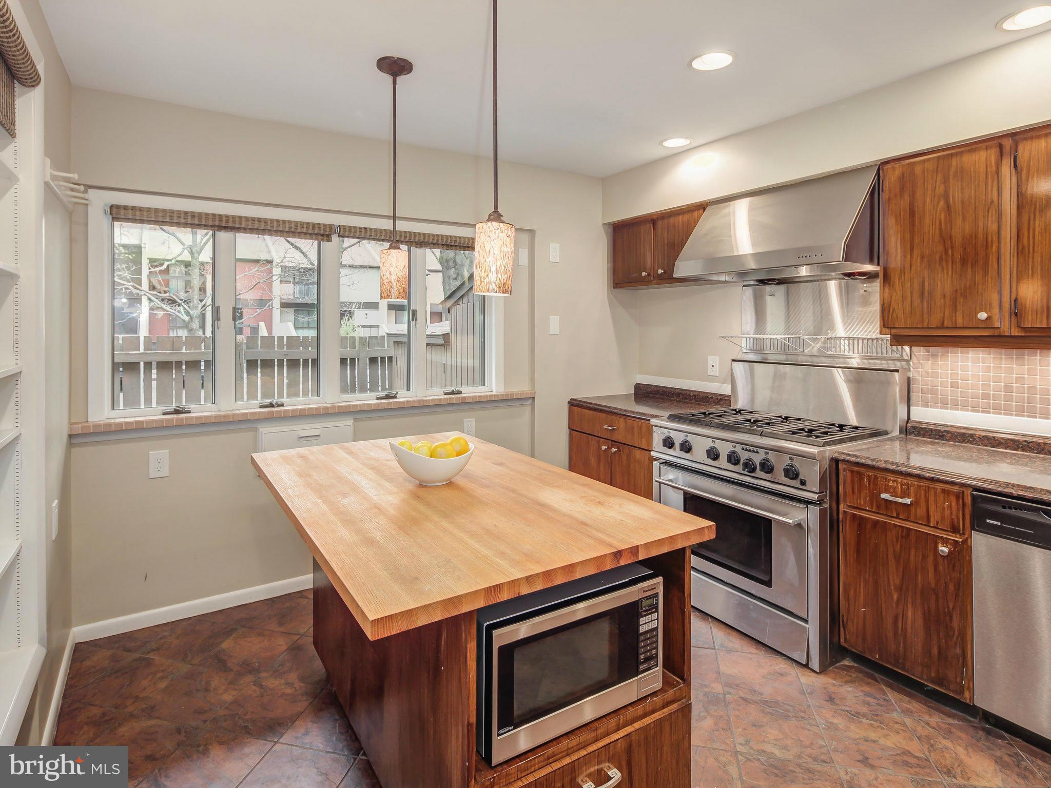 11185 Saffold Way Reston, VA 20190 - Photo 5 of 30 Kitchen