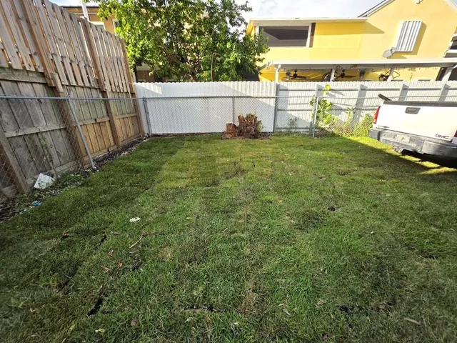 a view of a backyard