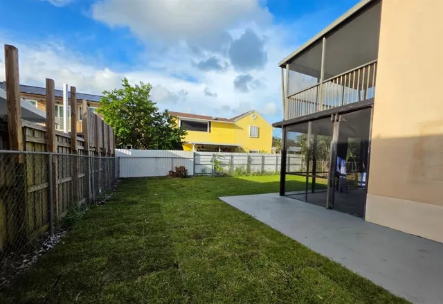 a view of a backyard