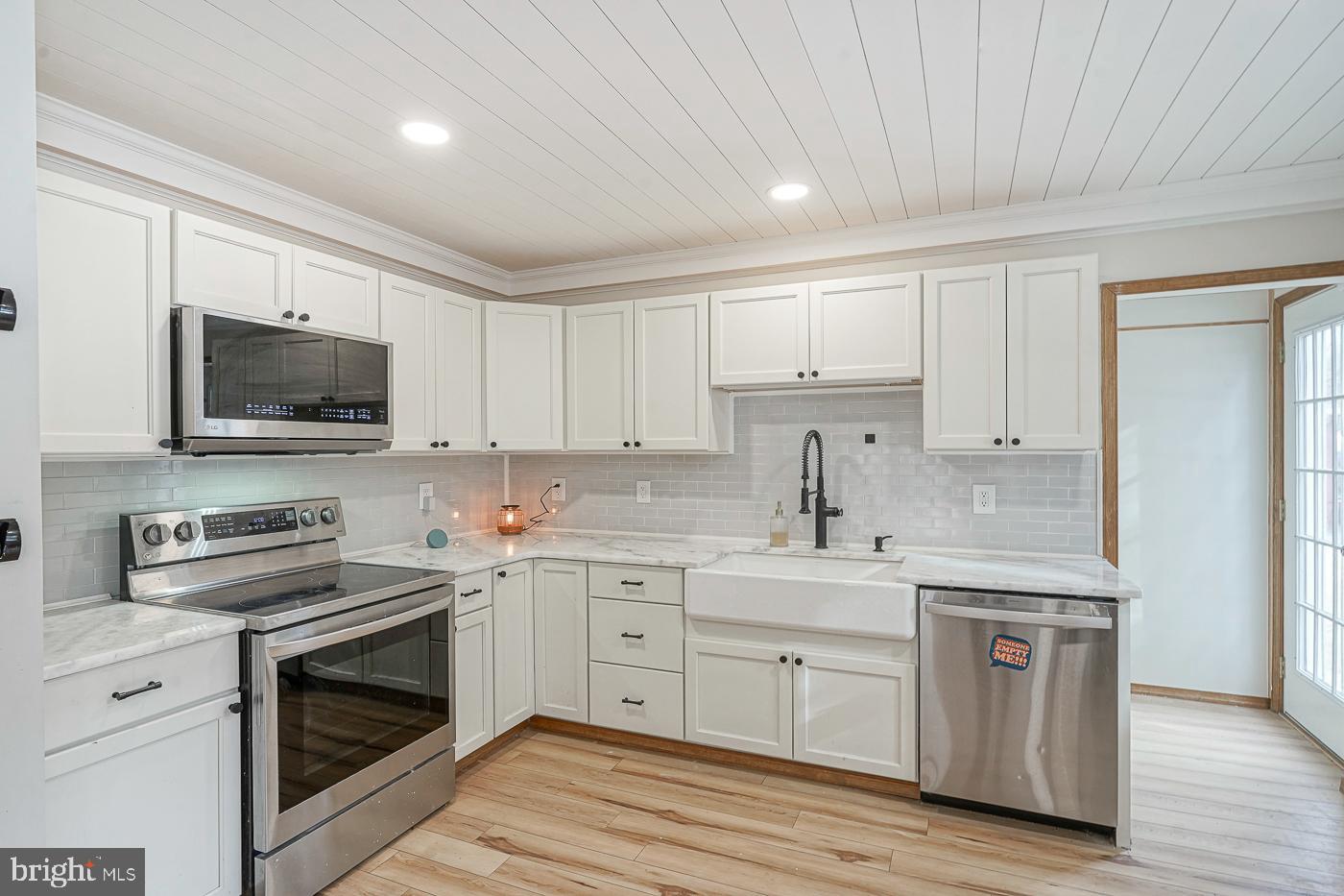 462 Carvin Street Clayton, NJ 08312 - Photo 7 of 29 a kitchen with a sink stove and microwave