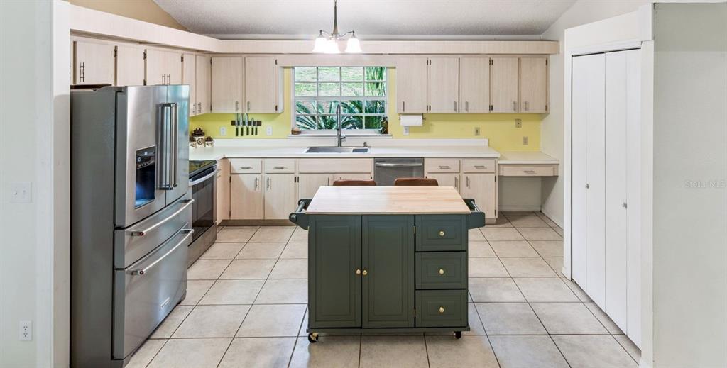 30911 Vista View Mount Dora, FL 32757 - Photo 17 of 54 a kitchen with a stove a refrigerator and a sink
