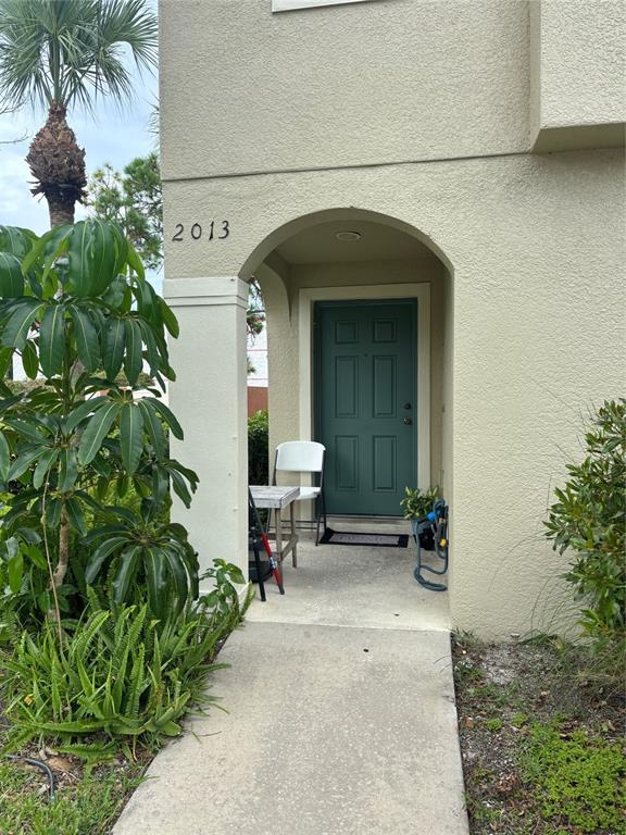 2013 Sea Front Court Clearwater, FL 33763 - Photo 3 of 17 a entryway with a bench